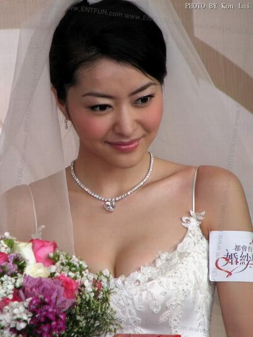 熊黛林婚纱高清图片_熊黛林将办婚礼 地点疑冲绳微博穿婚纱照性感迷人