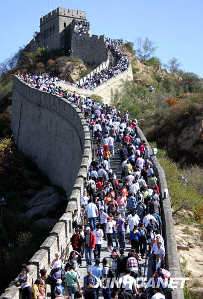 万里长城游人如织[组图]
