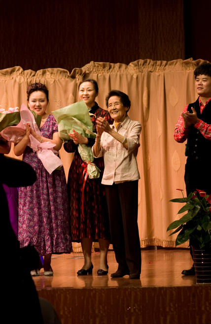 周小燕和她的第四代学生在演出后谢幕!